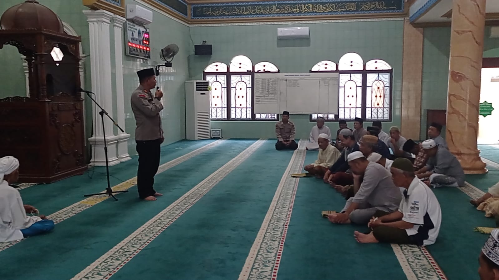Usai Salat Zuhur, Kapolsek Reteh Ajak Jamaah Masjid Al Hidayah di Inhil Sukseskan Pemilu Damai 2024
