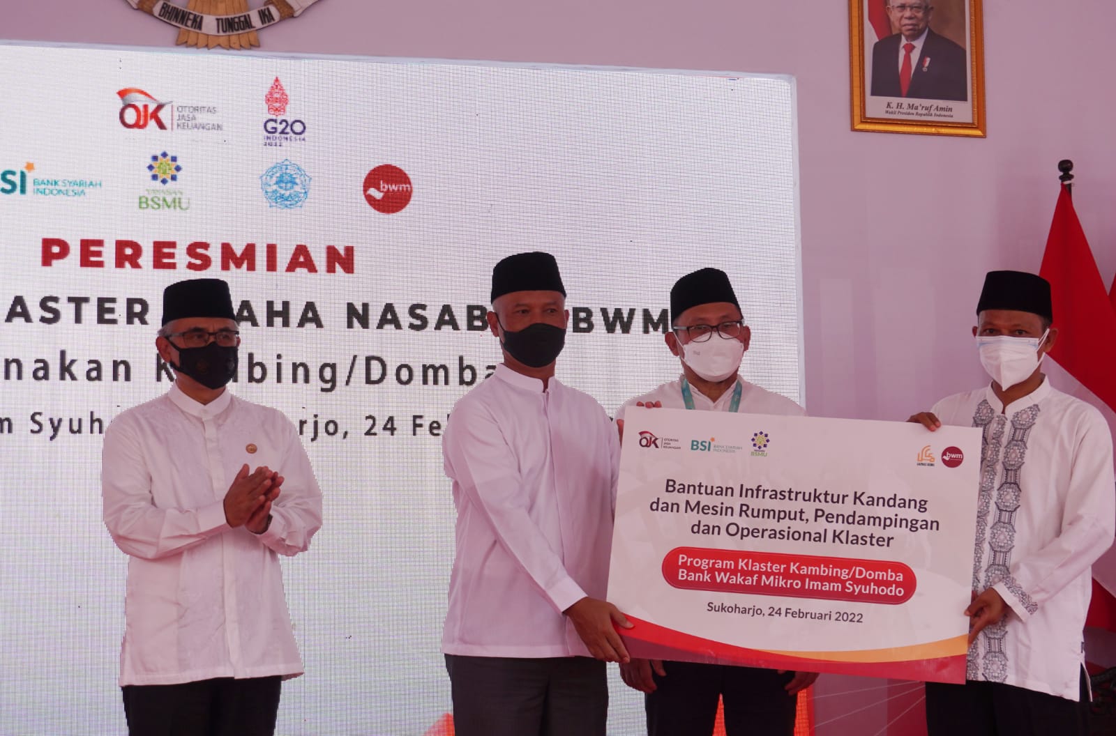 BSI, LAZ BSMU & OJK Kolaborasi Bantu Program Klaster Usaha Peternak Kambing dan Domba di Pesantren