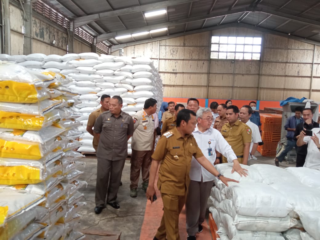 Kebutuhan Beras Meningkat, Pj Walikota Pekanbaru Tinjau Gudang Bulog