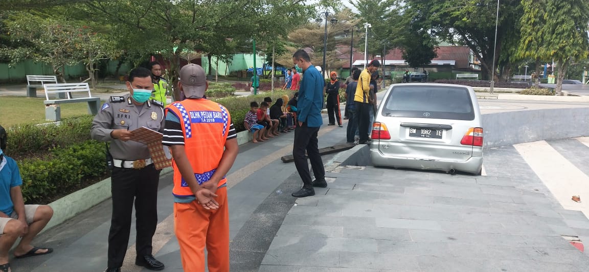 Mobil Kijang Terperosok Ke Kolam RTH Tunjuk Ajar