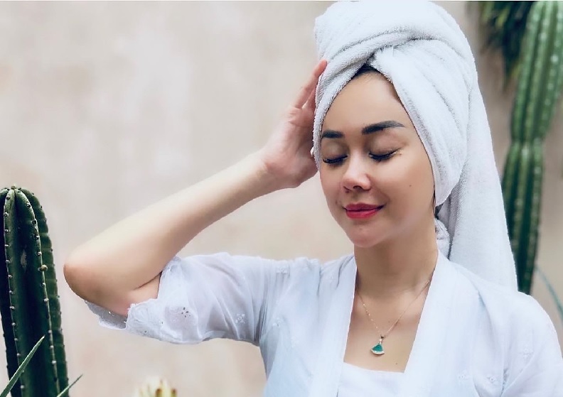 Gaya Aura Kasih Pakai Kebaya Putih Ketat, Netizen: Body-nya Bikin Melek!