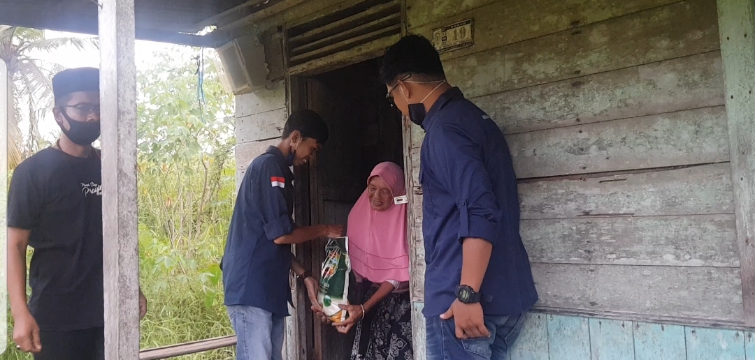Berbagi di Bulan Berkah, PWI Inhil Berikan Sembako Kepada Warga Kurang Mampu