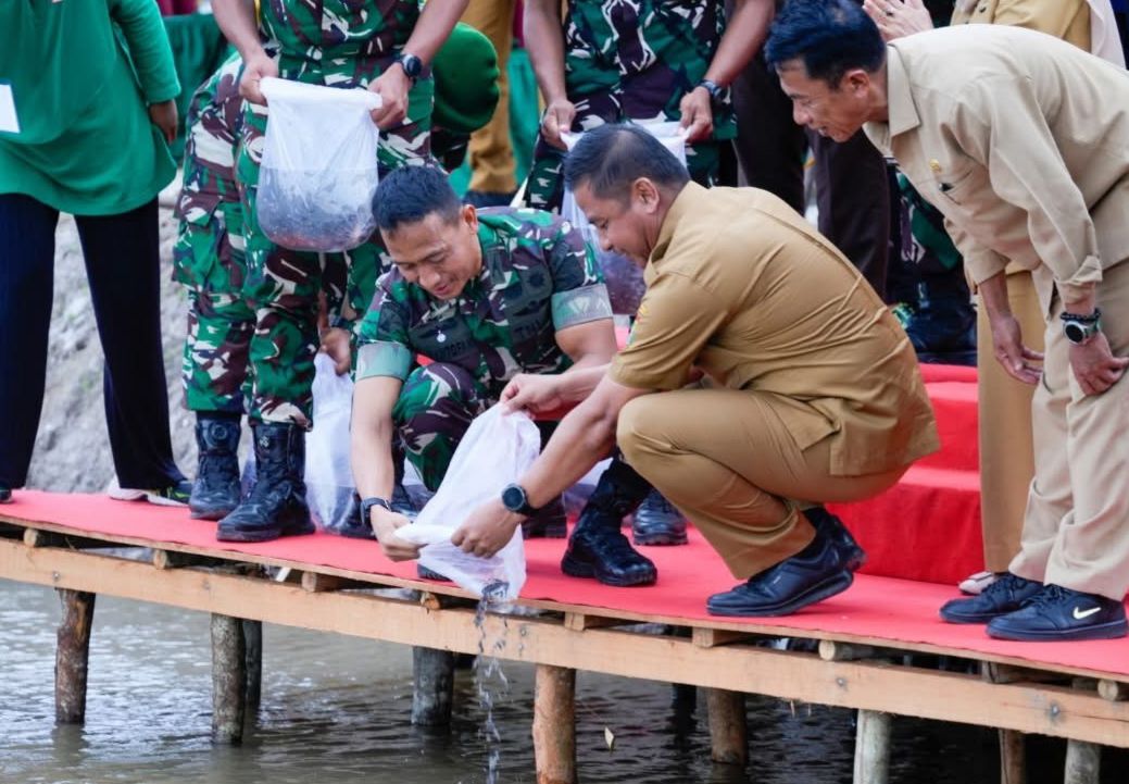 Bupati Ahmad Yuzar dan Wabup Misharti Tabur Ribuan Benih Ikan Bareng Yonif 132/Bima Sakti