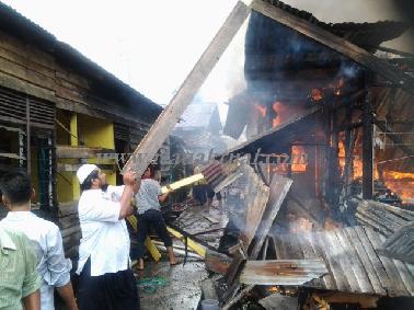 9 Rumah di Kampung Dalam Dilalap Si Jago Merah