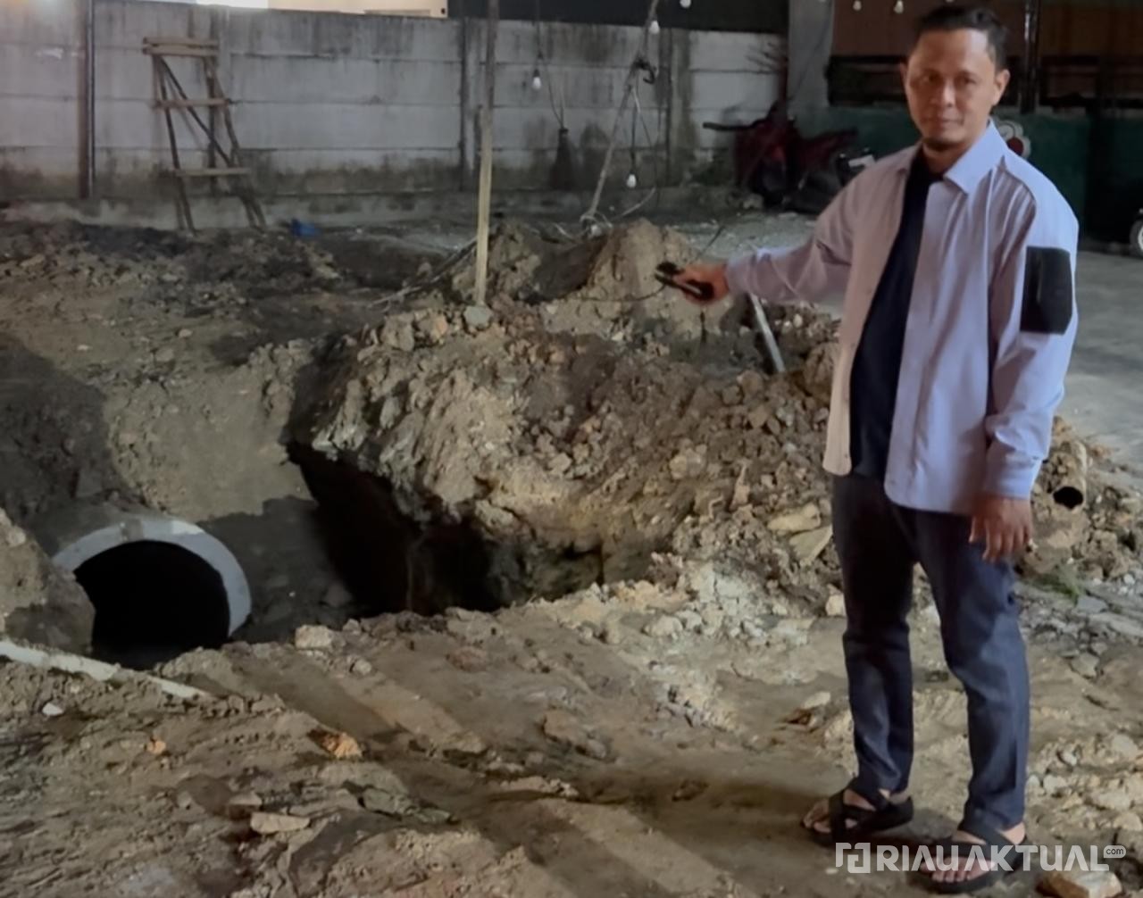 Wako Pekanbaru Cek Proses Normalisasi Drainase Jalan Arifin Ahmad