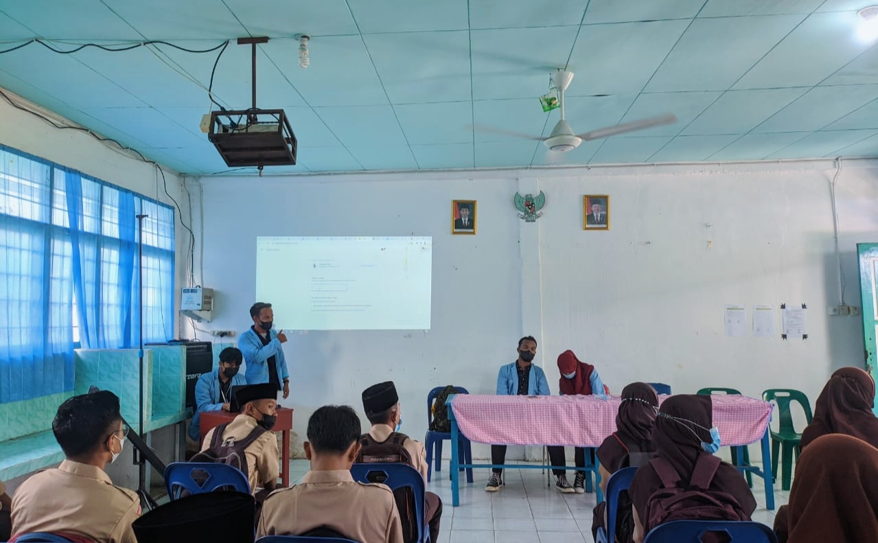 Tim Kukerta UNRI Adakan Sosialisasi Pentingnya Literasi Digital dan Penggunaan Aplikasi Pendukung PJJ