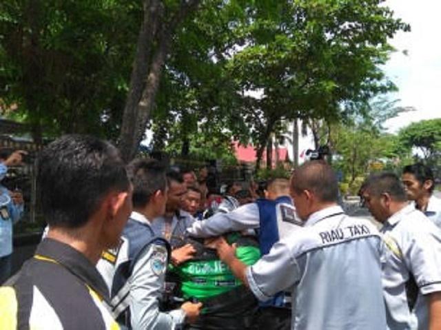 Kadishub Pekanbaru Himbau Sopir Taksi Konvensional Untuk Sabar