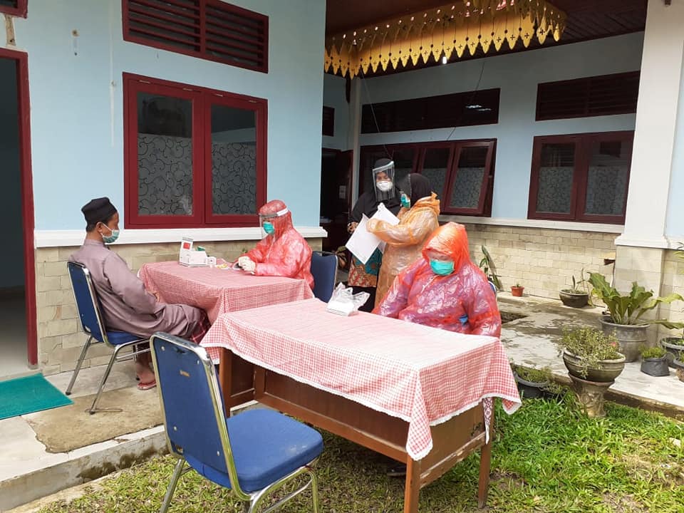 Tenaga Medis Cek Kesehatan Warga Gunakan Jas Hujan, Heri Setiawan: Ini Tak Bisa Dibiarkan Berlarut! 