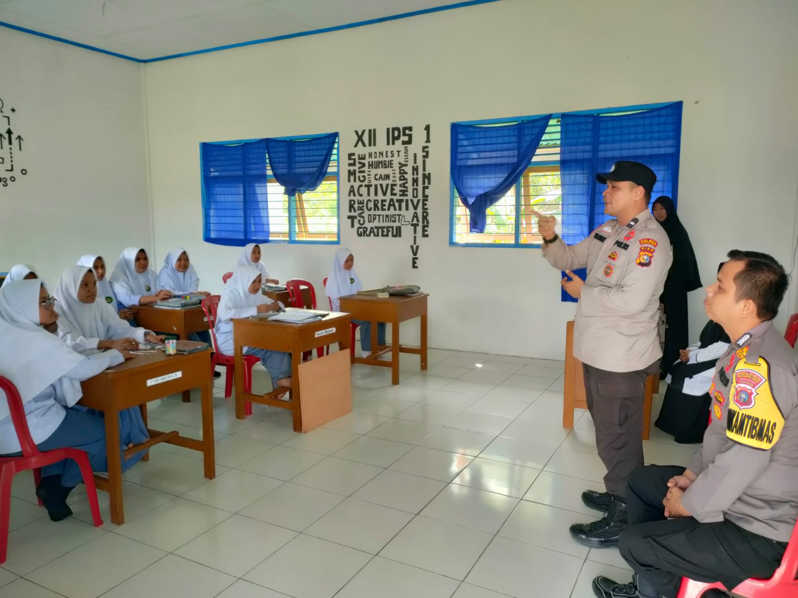 Polsek LBJ Silahturahmi ke MA Tahfidz Yanabuul Quran dan Serukan Pemilu Damai