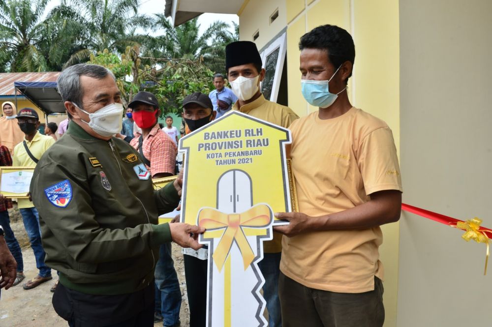 Gubernur Riau Serahkan Rumah Layak Huni, Warga Ucapkan Terima Kasih