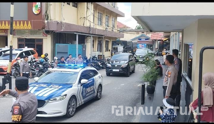 Tim KPK Kawal Ketat Pejabat Pekanbaru Menuju Bandara