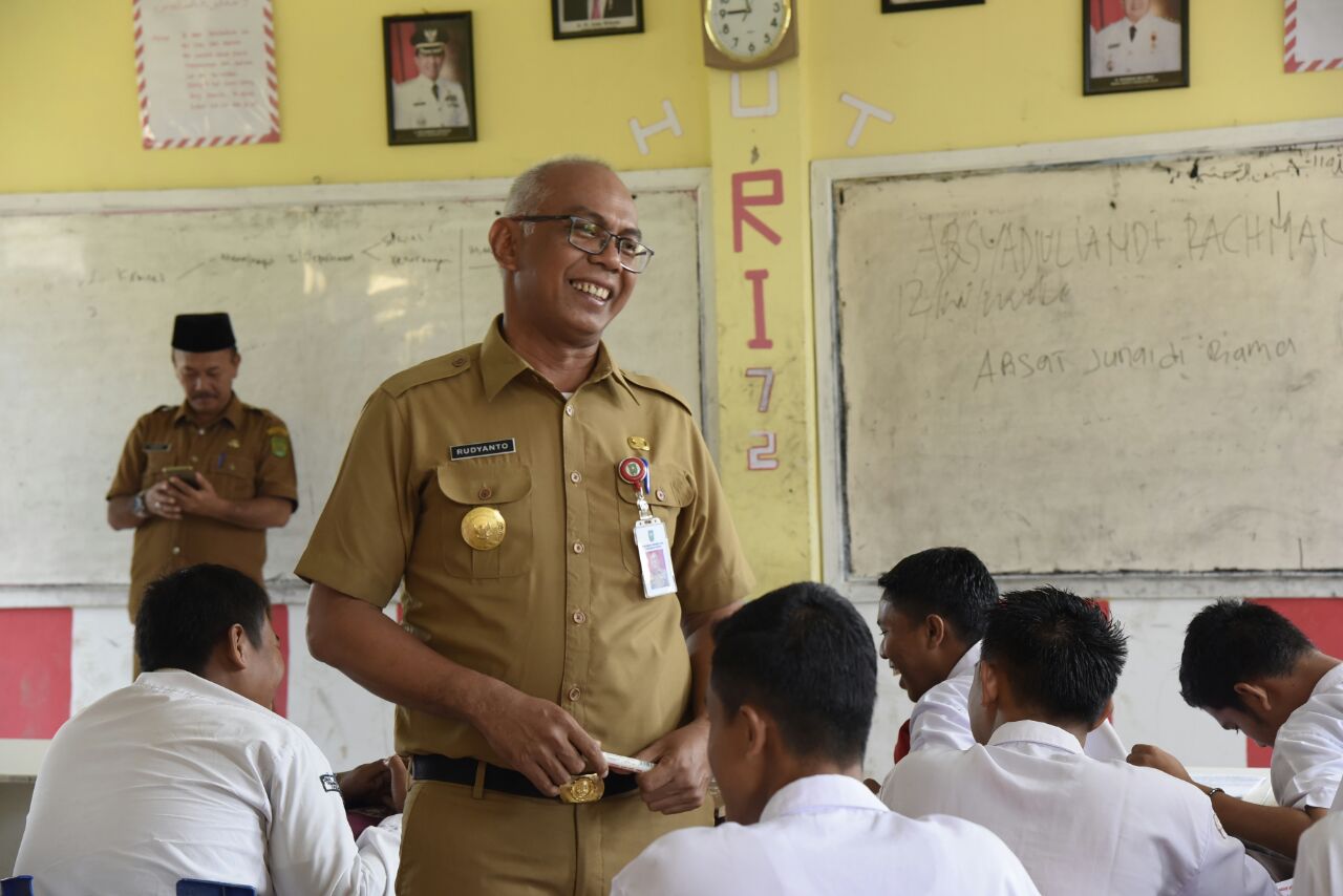 Pj Bupati Inhil Motivasi Pelajar SMAN 1 Tembilahan