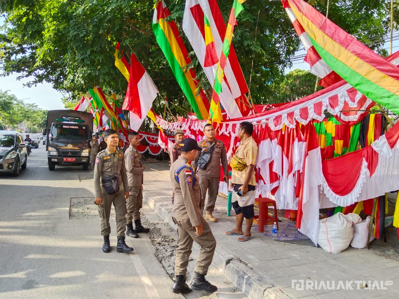 Pedagang Bendera Di Sepanjang Jalan Protokol Pekanbaru Ditertibkan Satpol PP
