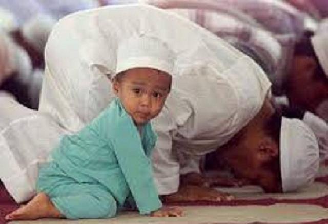 Bagaimana Shafnya ketika Anak ikut Sholat?