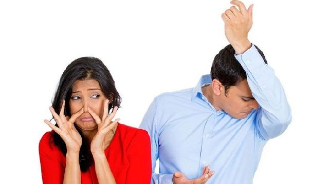 Pacar kamu bau? Begini cara memberi tahu tanpa bikin dia sakit hati