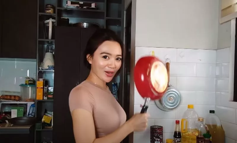 Masak Modal Rp20 Ribu, Body Wika Salim saat di Dapur Bikin Melek