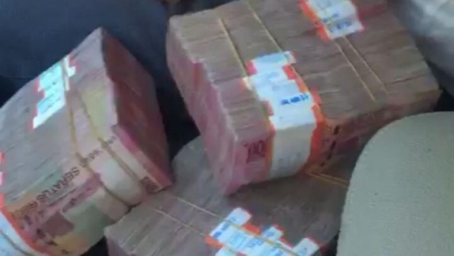 Viral, Orang Pamer Duit buat Anak Rp 100 Juta Cukup?