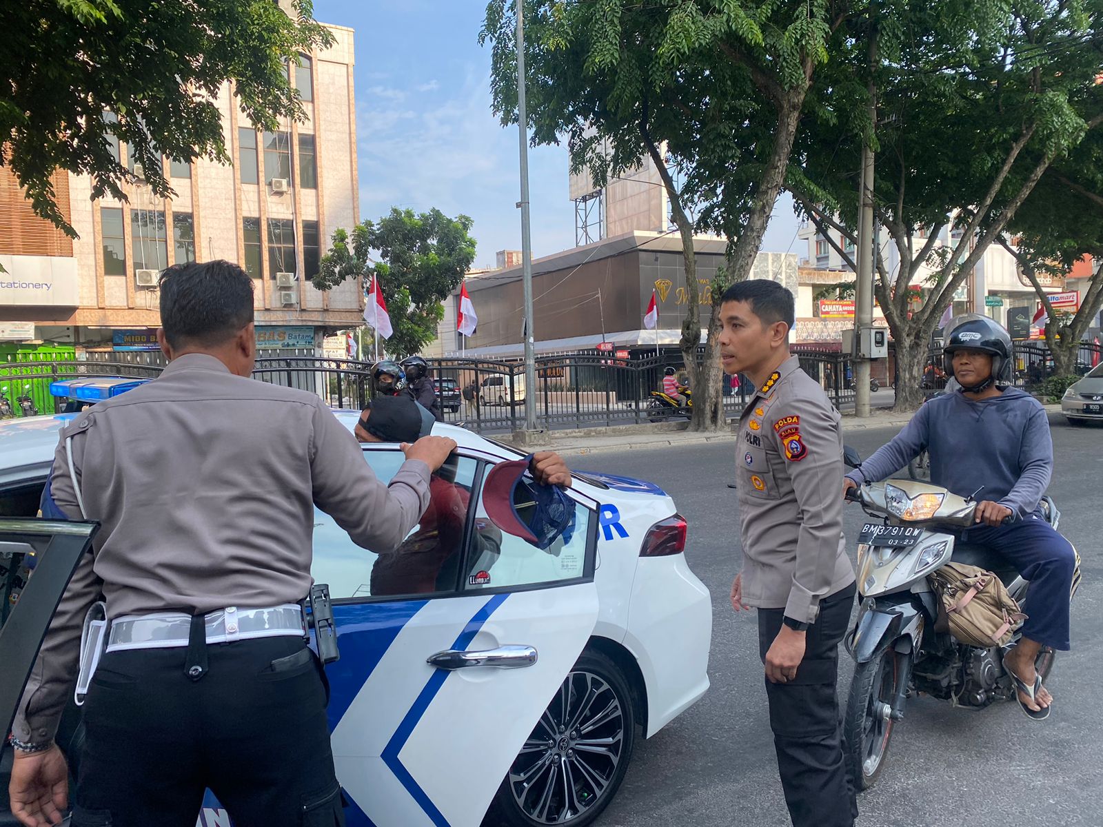 Gerak Cepat Kombes Pol Joko Bantu Pengendara yang Jatuh Dari Sepeda Motor