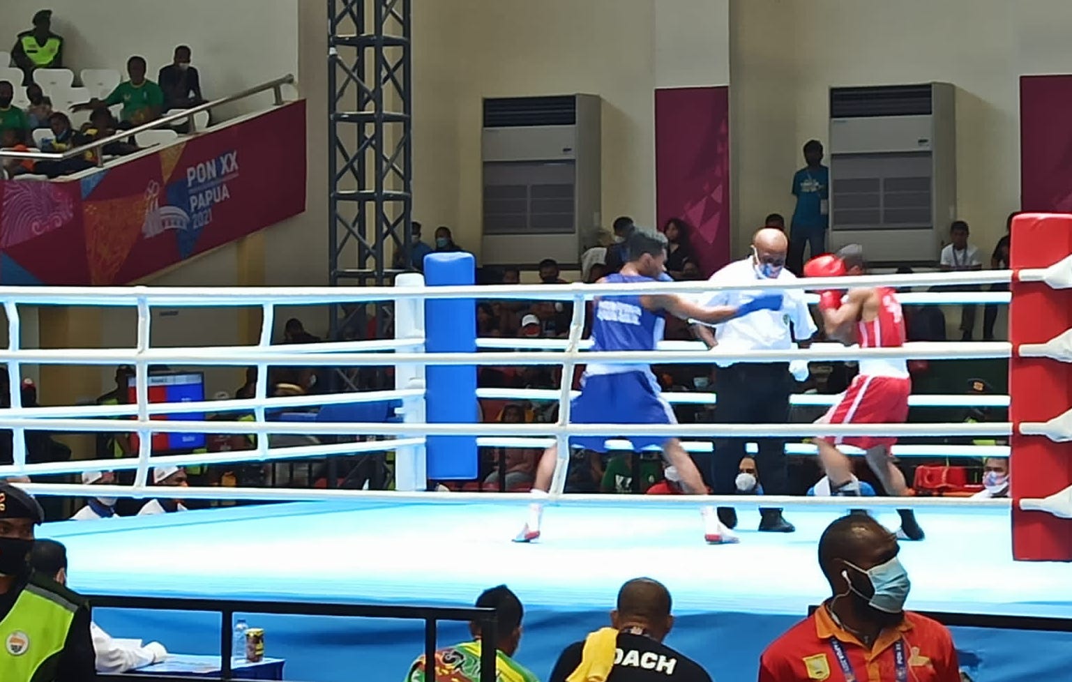 Ingatan Ilahi Tantang Aldom Sugoro Petinju DKI Jakarta di Final Kelas 52 Kg