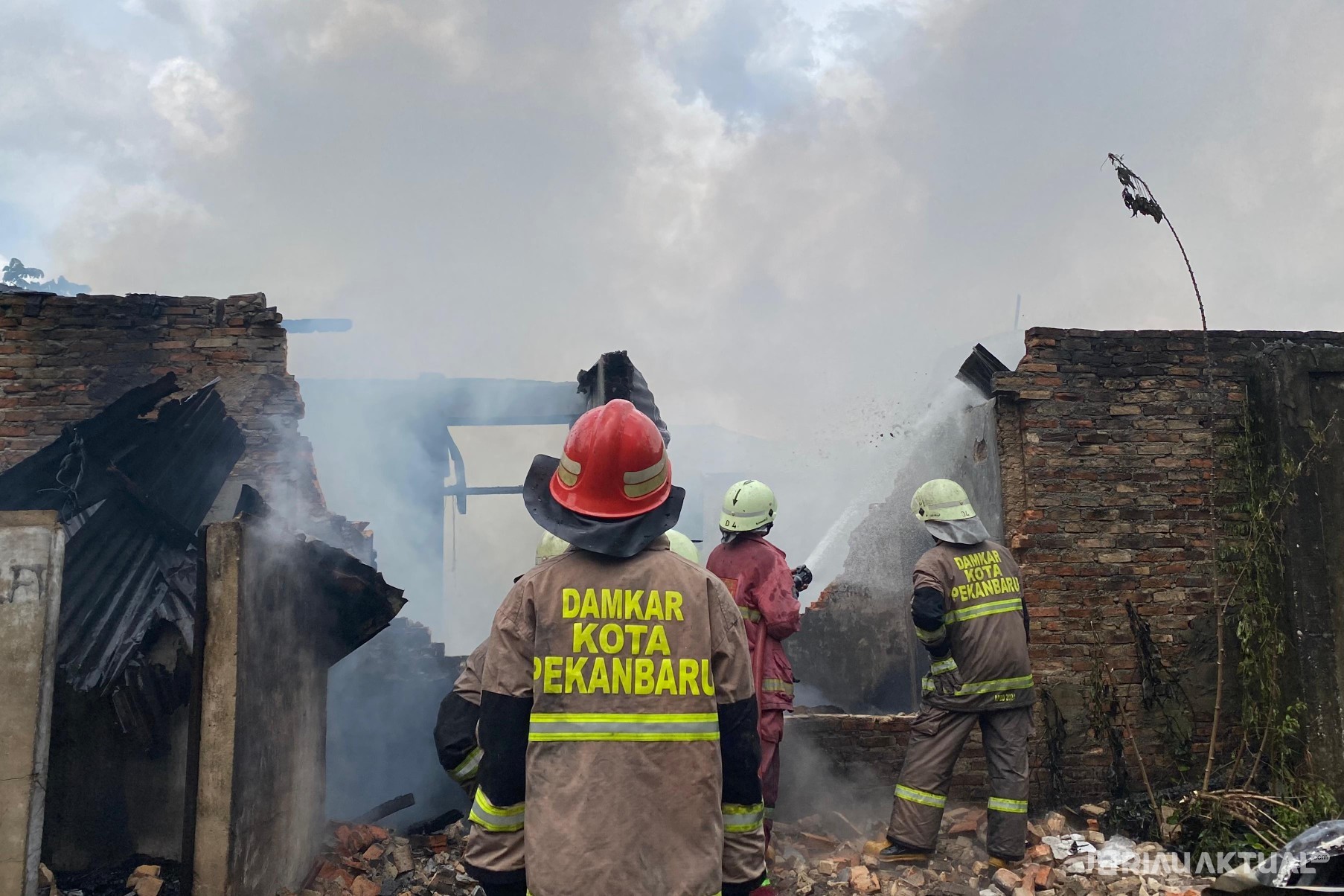 Kebakaran di Pekanbaru Hanguskan Tiga Rumah, Damkar Sempat Terhambat Kerumunan Warga