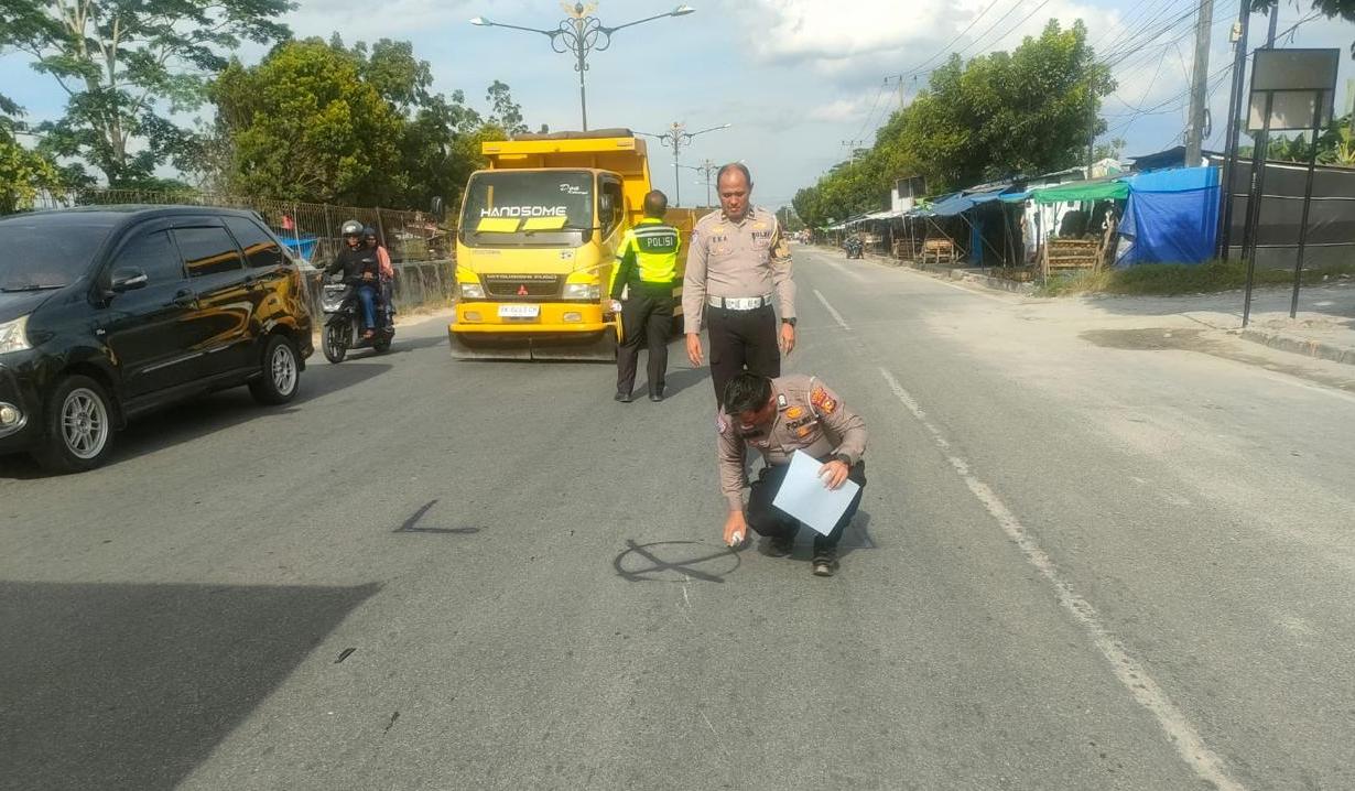 Truk Tabrak Pemotor di Kampar, IRT dan Pria Paruh Baya Tewas di Tempat