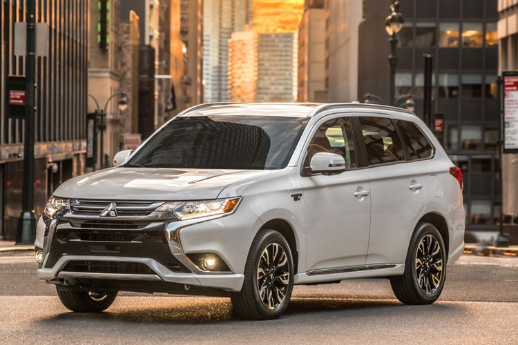 Generasi Baru Outlander PHEV Meluncur Akhir Tahun