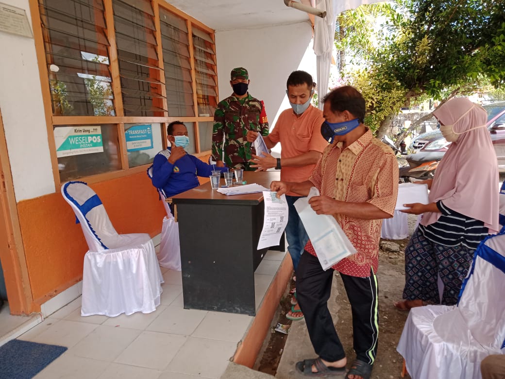 Babinsa Koramil 05/Kampar Kiri Dampingi Penyaluran Bansos di Kantor Pos Lipat Kain