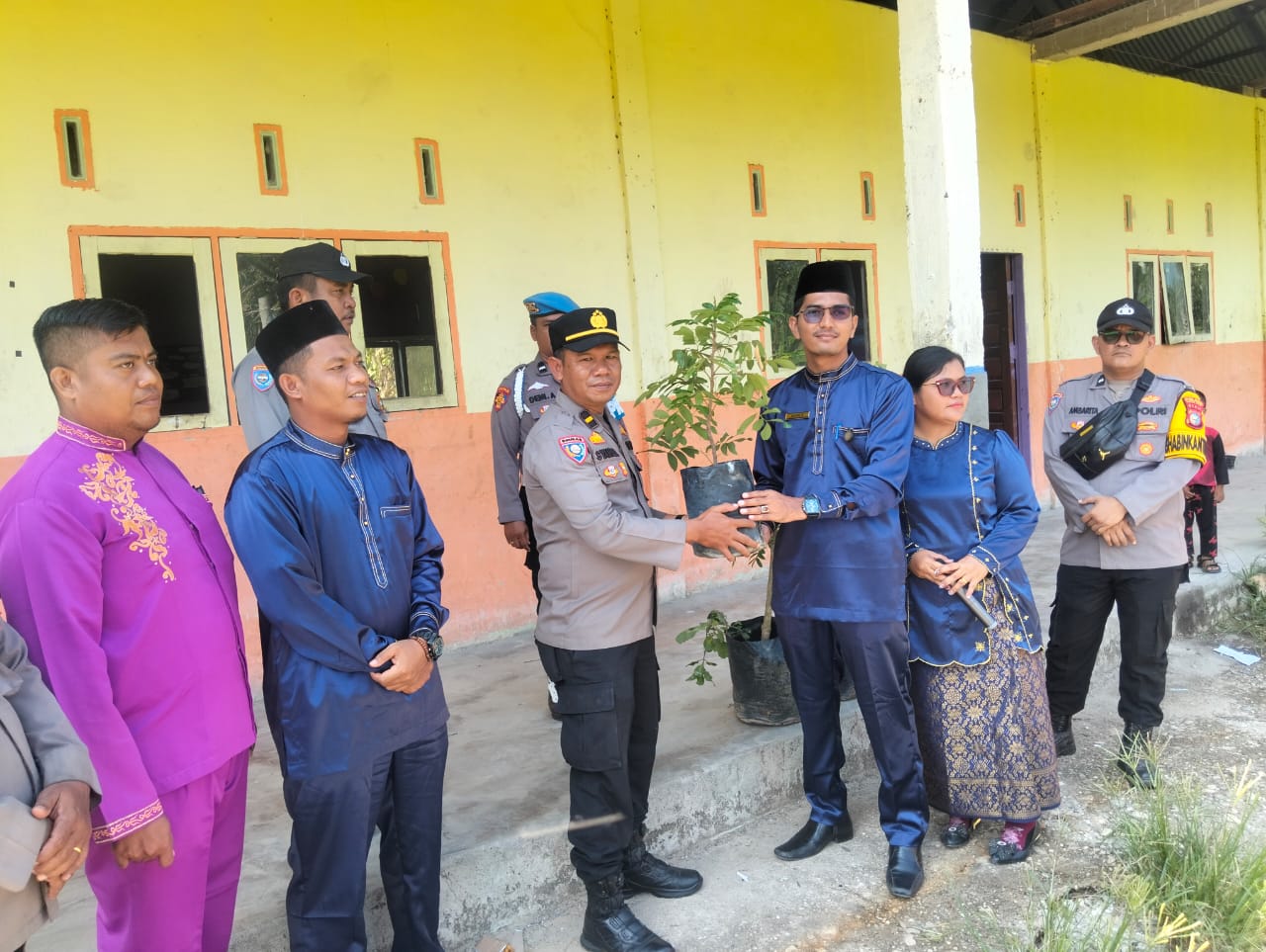 Program Green Habits Policing, Polsek Bangko Pusako Tanam Pohon Bersama Siswa SMK