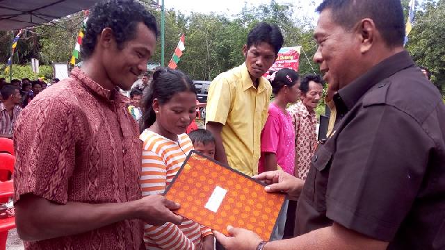 Capil Meranti Serahkan 70 akta nikah Gratis Kepada Komunitas Adat Terpencil Desa Tenan