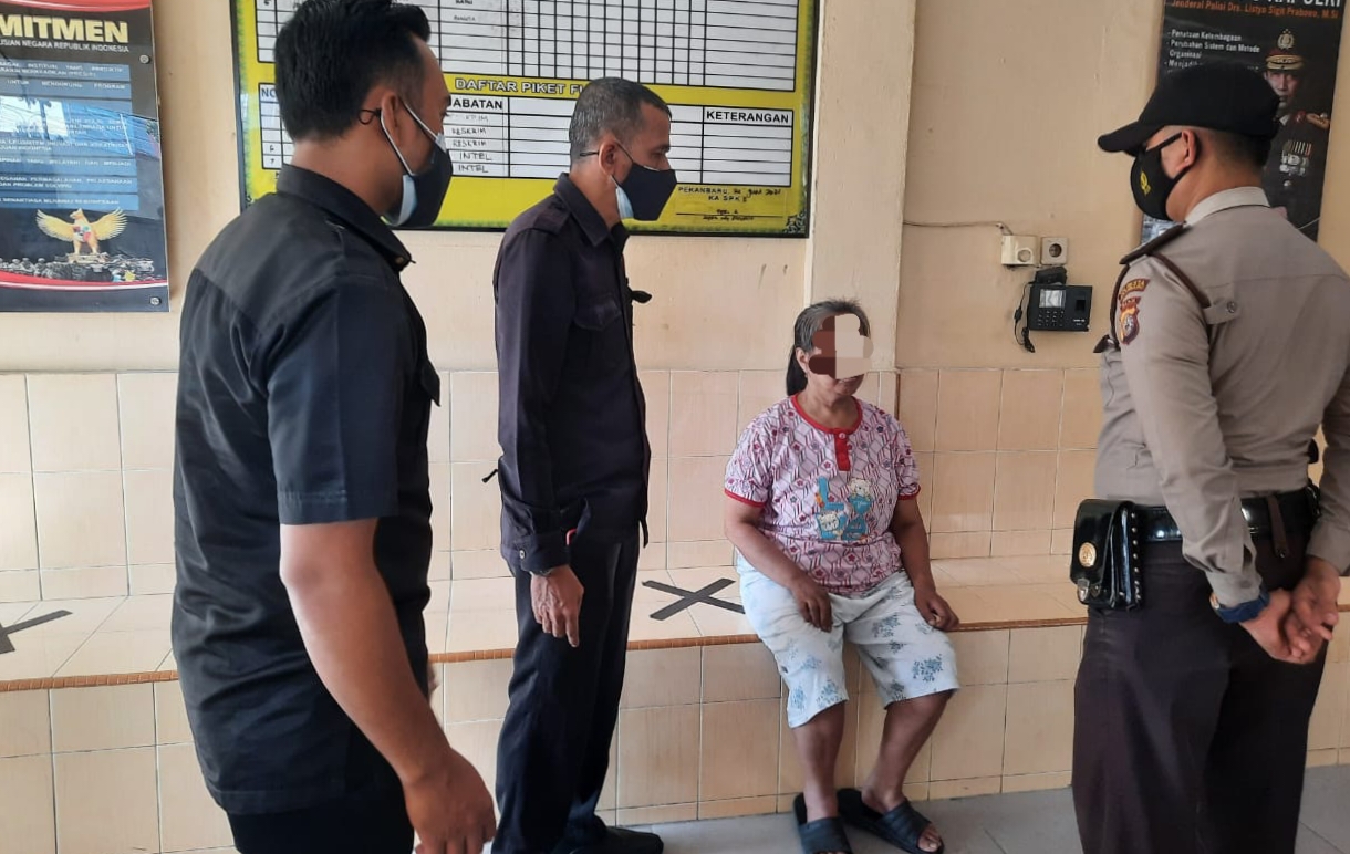 Security Gagalkan Aksi Percobaan Bunuh Diri Wanita Paruh Baya Dari Fly Over Nangka-Sudirman