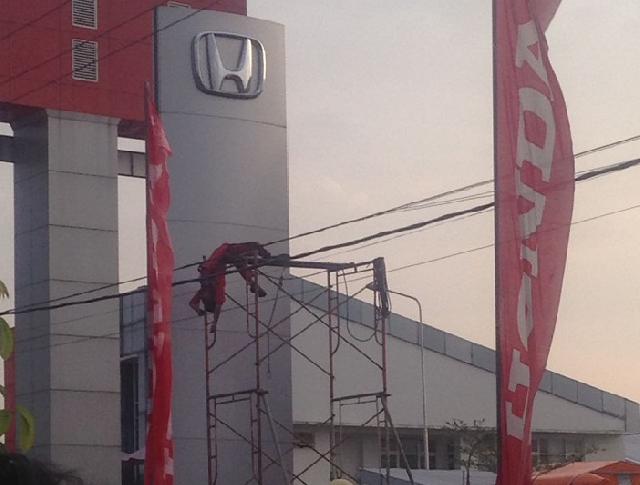 Petugas Kebersihan Showroom Mobil di Jalan Soekarno Hatta Pekanbaru Tewas Tersentrum
