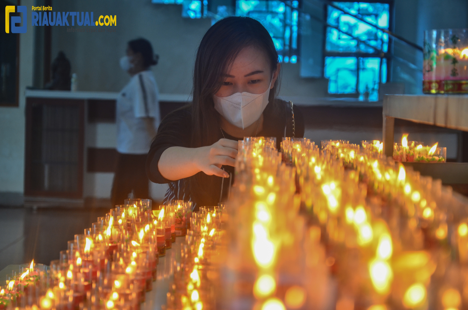Potret Umat Budha Gelar Prosesi Memandikan Rupang di Pusdiklat Bumi Suci Maitreya 