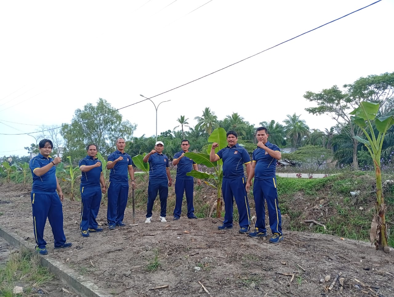 Polsek Bangko Pusako Tanam 200 Pohon Pisang Sempena Hari Bhayangkara