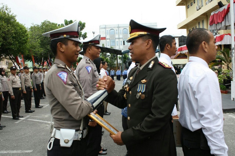 Peringatan HUT RI ke 72, Polresta Pekanbaru Beri Penghargaan Kepada 12 Personel Yang Berprestasi