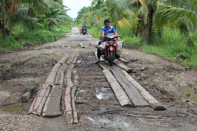 Masyarakat Minta Pemkab Perbaiki Jalan Bakti