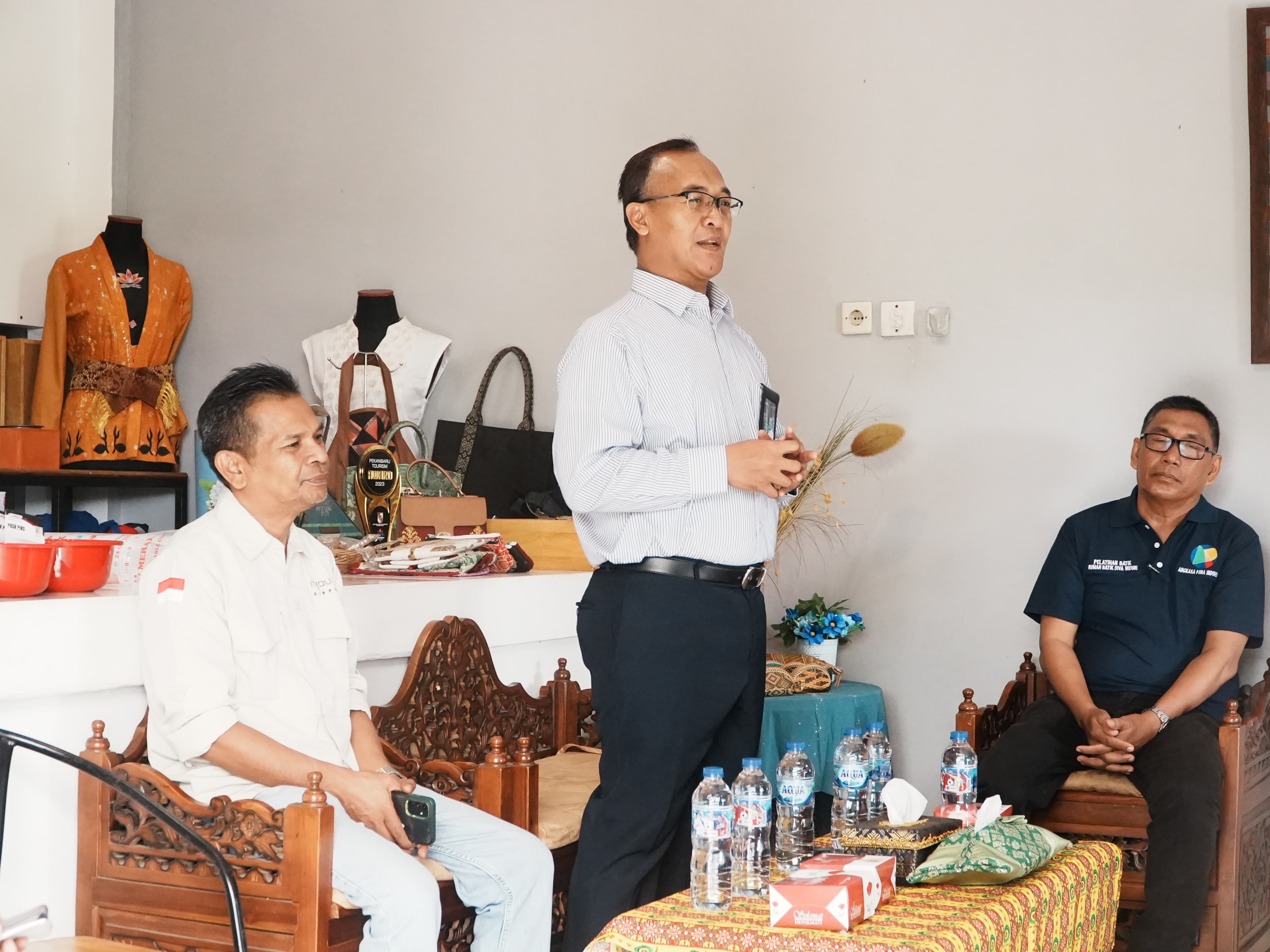 Bandara SSK II dan PPDI Riau Gelar Pelatihan Membatik bagi Penyandang Disabilitas