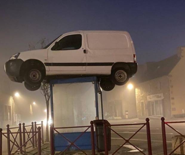 Sebuah Mini Bus Tiba-tiba Berada di Atas Halte