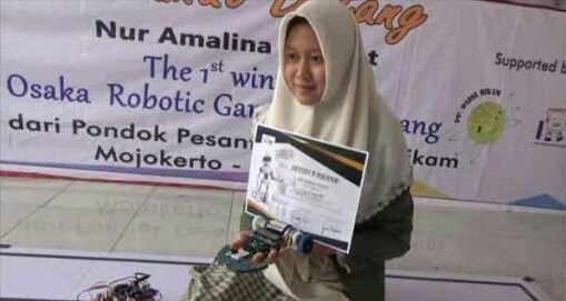 Bikin Bangga, Santriwati Ini Juarai Lomba Robotika di Jepang