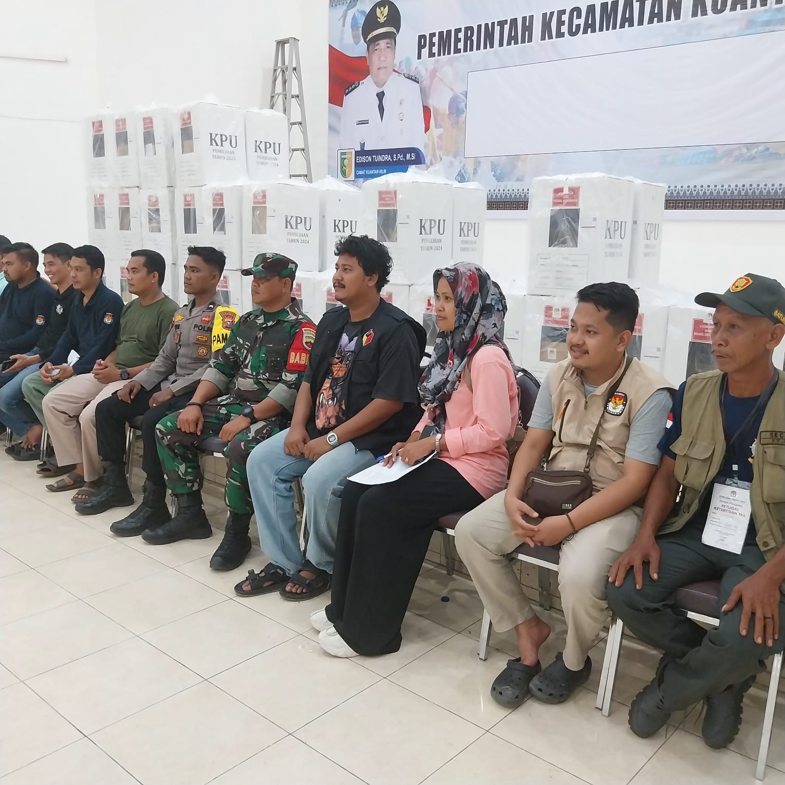 Polsek Kuantan Hilir dan Polsek Singingi Hilir Kawal Pengamanan Pergeseran Logistik Pilkada Serentak 2024