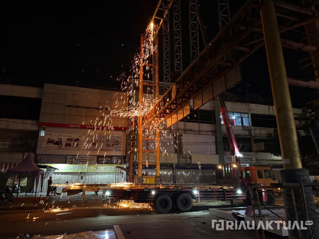 Langgar Aturan, Satgas Pengamanan Aset Pemko Pekanbaru Tebang Bando Reklame Jalan Riau