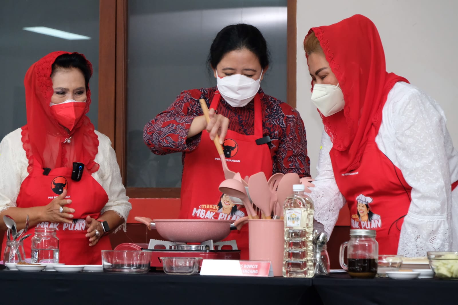 Puan Unjuk Gigi Demo Memasak di Lenteng Agung