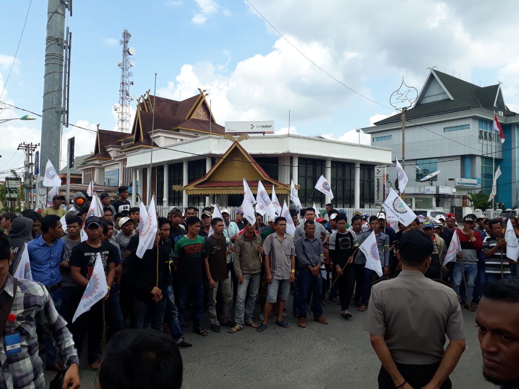 Ratusan Buruh Unjuk Rasa Depan Kantor Bea Cukai Tembilahan