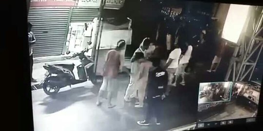 Begini Detik-detik 2 Bocah Mencuri Jaket Lalu Ditelanjangi Warga