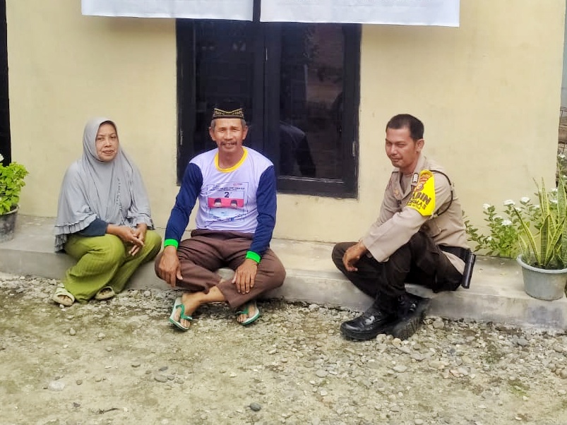 Bhabinkamtibmas Polsek Rimba Melintang Door-to-Door Kampanyekan Pilkada Damai Jelang 27 November 2024