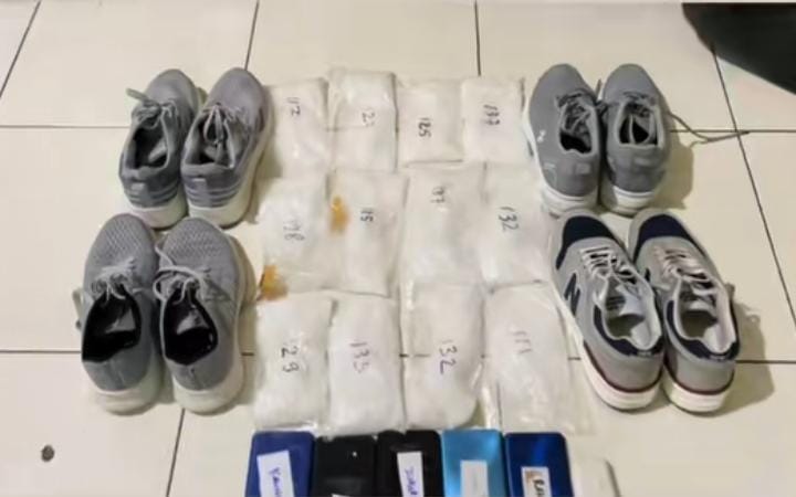 Simpan Sabu dalam Sepatu, Enam Pengedar Ditangkap di Bandara SSK II Pekanbaru