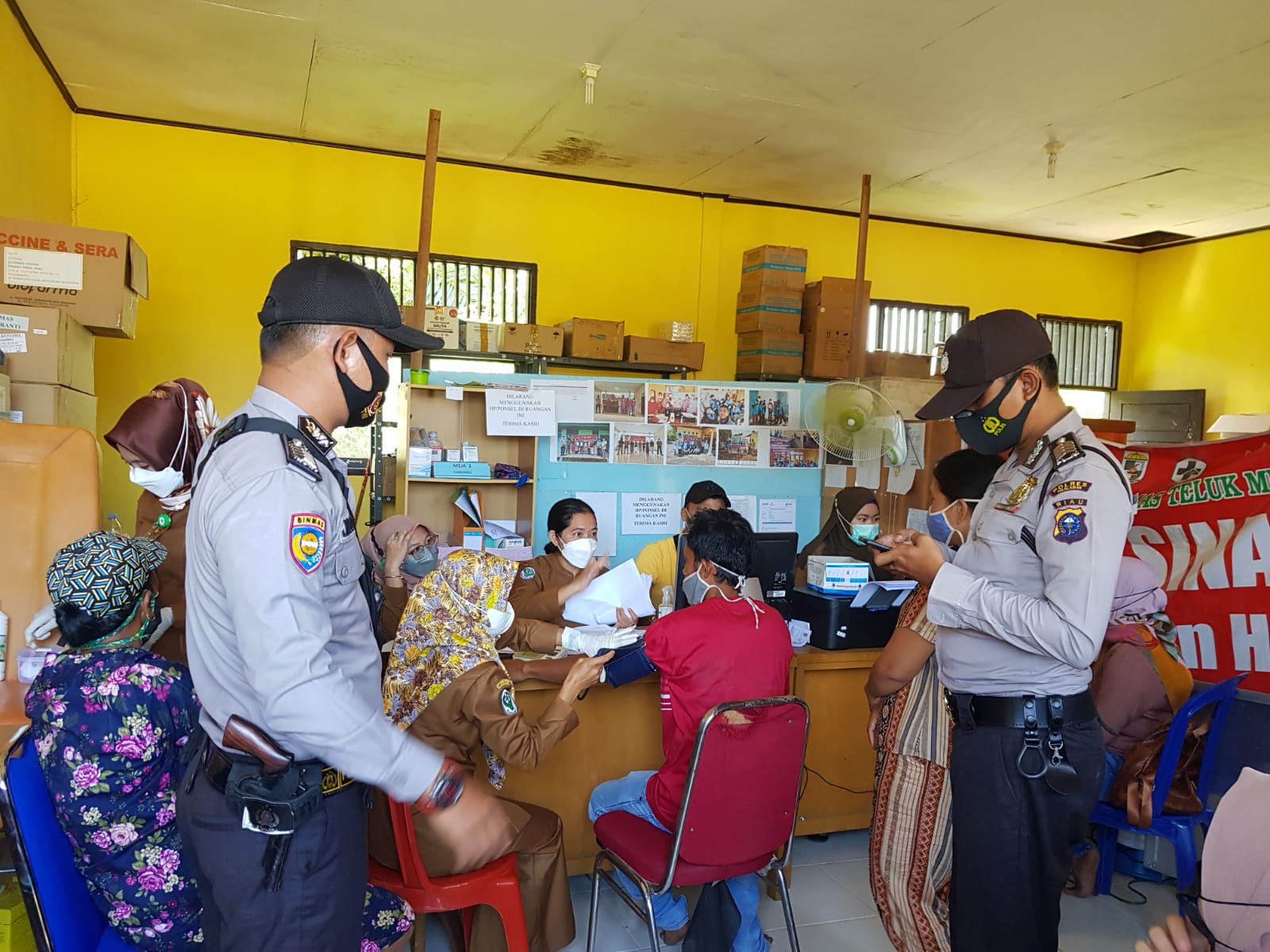 Personel Polsek Teluk Meranti Tinjau Vaksinasi di Puskesmas
