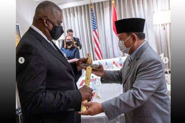 Prabowo Hadiahkan Keris Warangka Emas Kepada Menhan AS