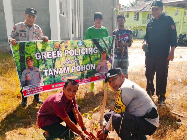 Hijaukan Masjid dengan Green Policing, Polsek Rimba Melintang Tanam Pohon
