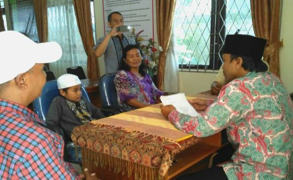 VIRAL! Kisah Orangtua Non Muslim Antar Anaknya ke KUA untuk Masuk Islam