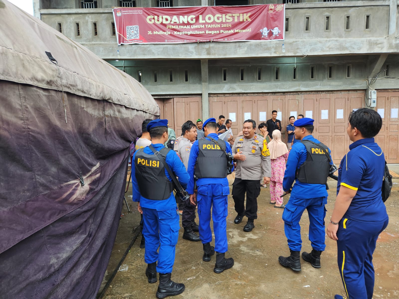 Polres Rohil Kawal Proses Pelipatan Surat Suara Pemilu di Gudang Logistik